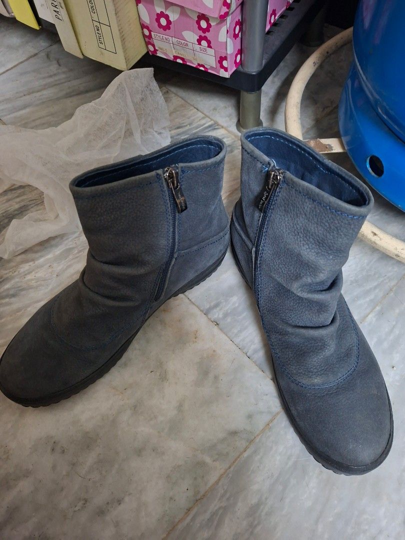 Grey Chelsea Boots with Side Zipper (Category: Boots) located in Manila. Submitted by mochibibi (Listing ID 1429513765, Image 2). Description: RFS: decluttering lang po best fit 24-24.5 cm sole comfortable po siya lakarin. These boots feature a side zipper for easy wear. The boots have a rounded toe design and a mid-calf height. The boots are a solid grey color..