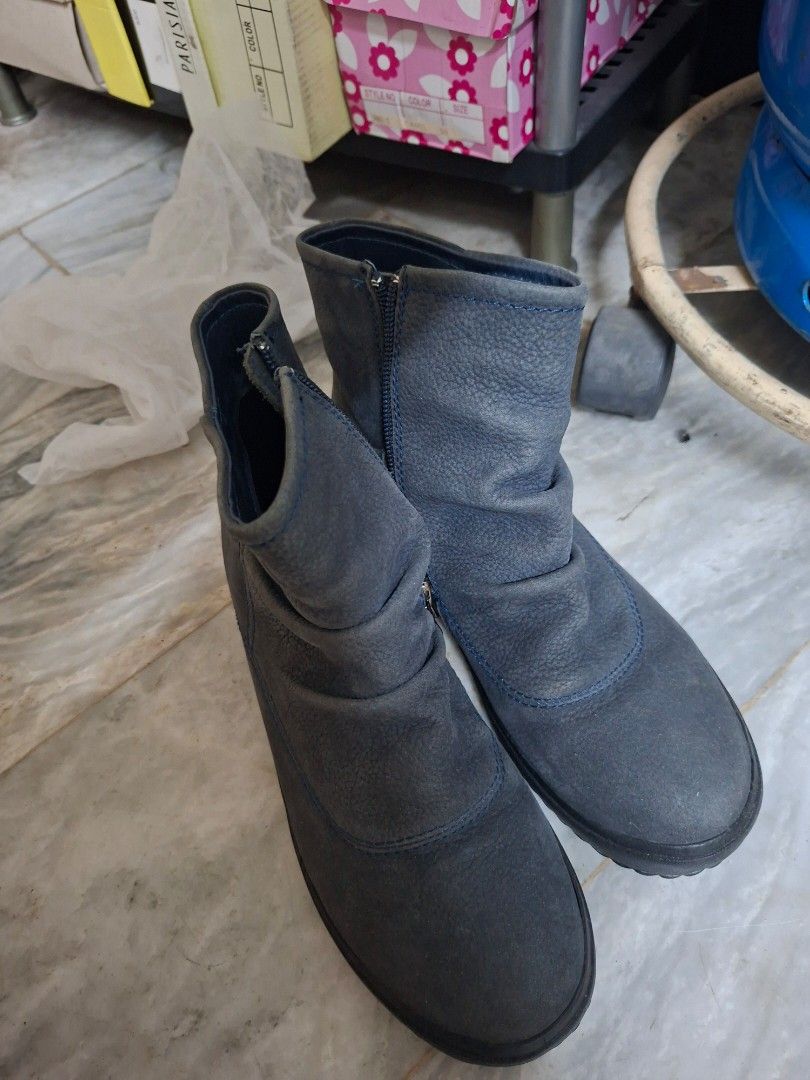 Grey Chelsea Boots with Side Zipper (Category: Boots) located in Manila. Submitted by mochibibi (Listing ID 1429513765, Image 1). Description: RFS: decluttering lang po best fit 24-24.5 cm sole comfortable po siya lakarin. These boots feature a side zipper for easy wear. The boots have a rounded toe design and a mid-calf height. The boots are a solid grey color..