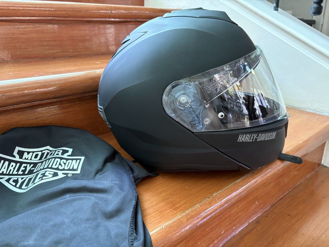 Harley-Davidson Capstone Sun Shield II H31 Modular Helmet (Category: Helmets and other Riding Gears) located in Muntinlupa City. Submitted by ironman0907 (Listing ID 1429548314, Image 3). Description: Authentic Harley Davidson Helmet Never used, just displayed. Gorgeous Matte Black color Comes with dustbag.