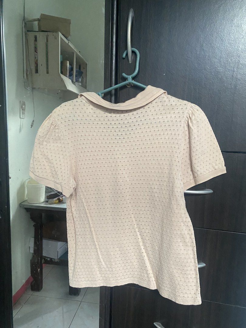 Kamiseta Beige Polo Top (Category: Blouses) located in Bulacan. Submitted by sshllync (Listing ID 1429609274, Image 3). Description: Vintage from my mom’s closet Location: Bulacan .