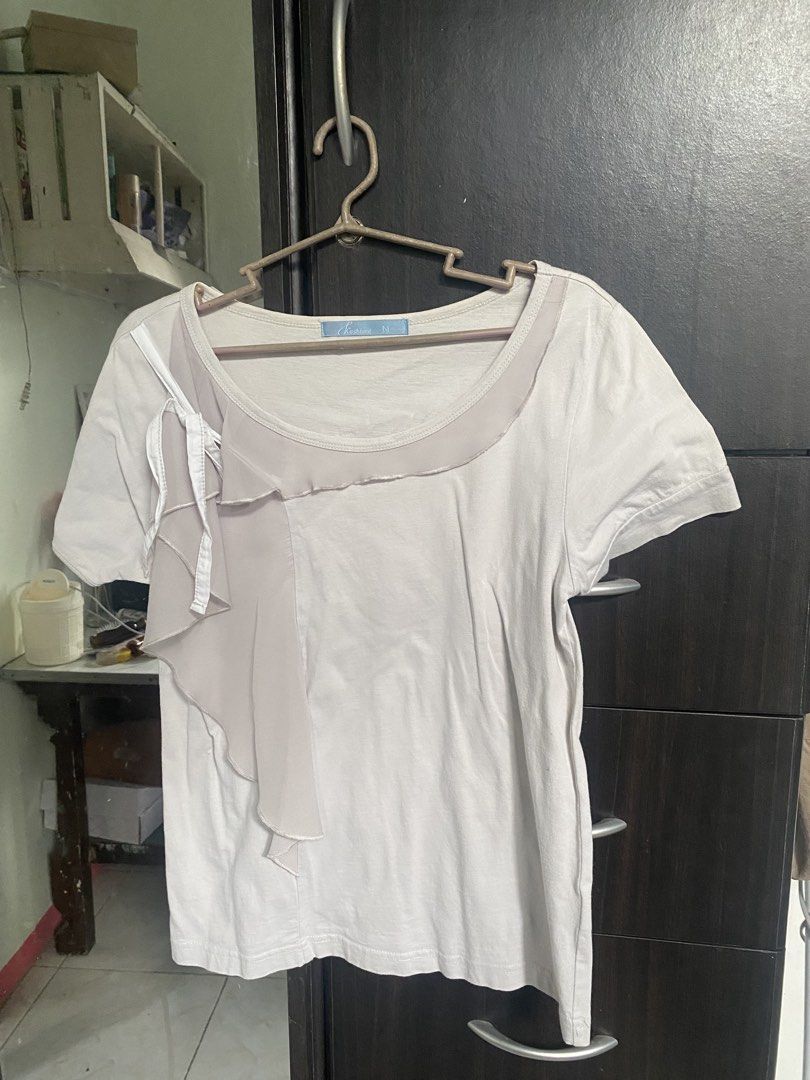 Kashieca Off White Blouse Top (Category: Blouses) located in Bulacan. Submitted by sshllync (Listing ID 1429610709, Image 1). Description: !! Free !! min spend: 300 pesos Vintage from my mom’s closet Location: Bulacan.