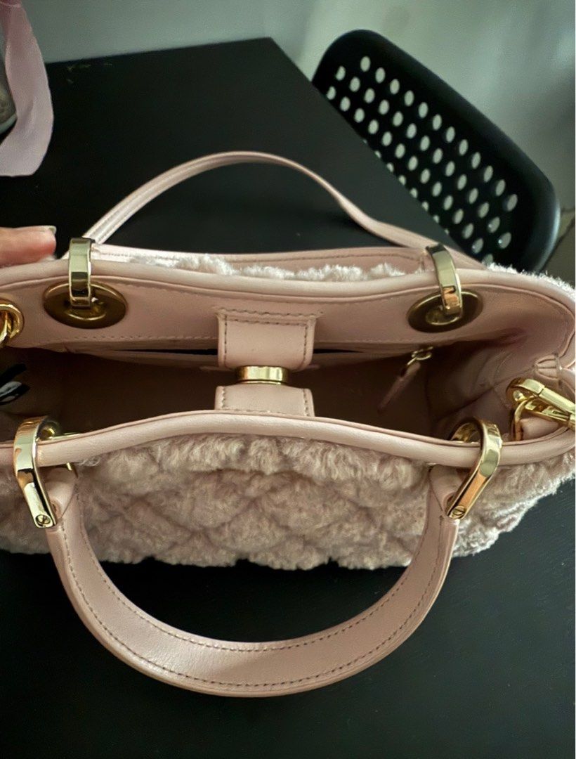 Kate Spade Pink Fur Handbag (Category: Luxury Bags & Wallets) located in Batangas. Submitted by gaprelovedthings (Listing ID 1429666032, Image 3). Description: Authentic Used once Selling 5,200 only.