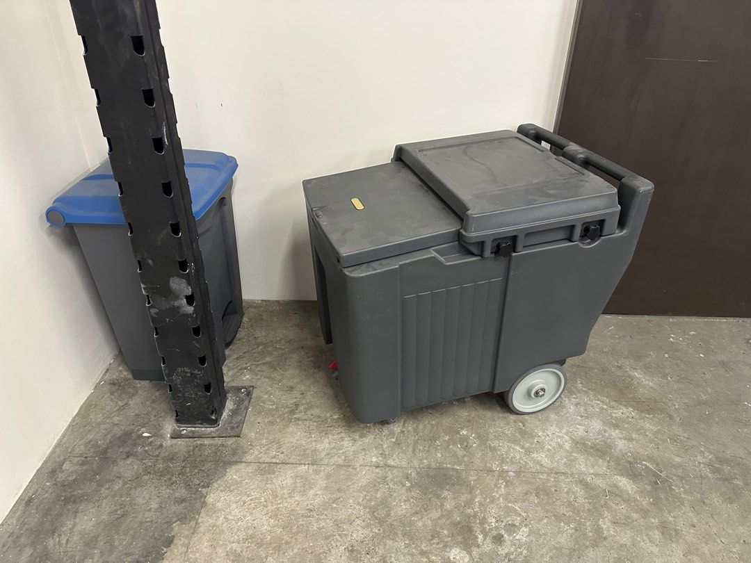 Large cooler box with wheels446504760205660160