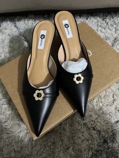 (Category: ) located in . Submitted by aleeeyapreloved (Listing ID 1429626987, Image 1). Description: .