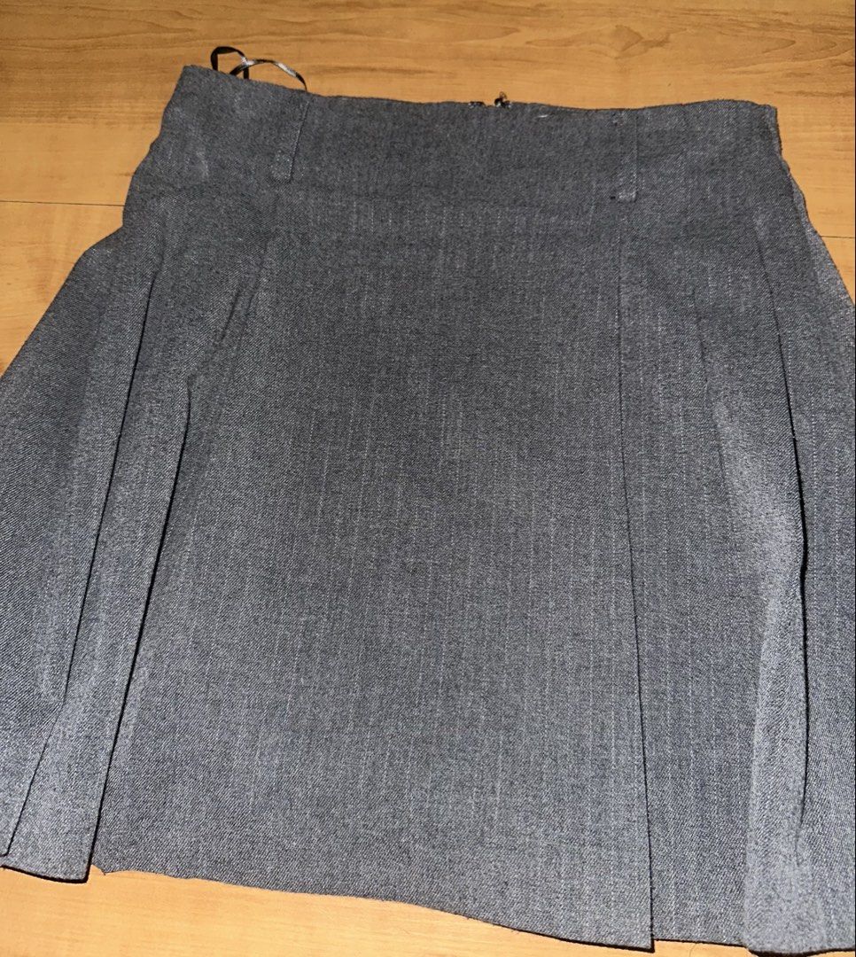 Mango Gray Pleated Skirt (S) (Category: Skirts) located in Mandaluyong City. Submitted by fdeclutters (Listing ID 1429596254, Image 1). Description: .