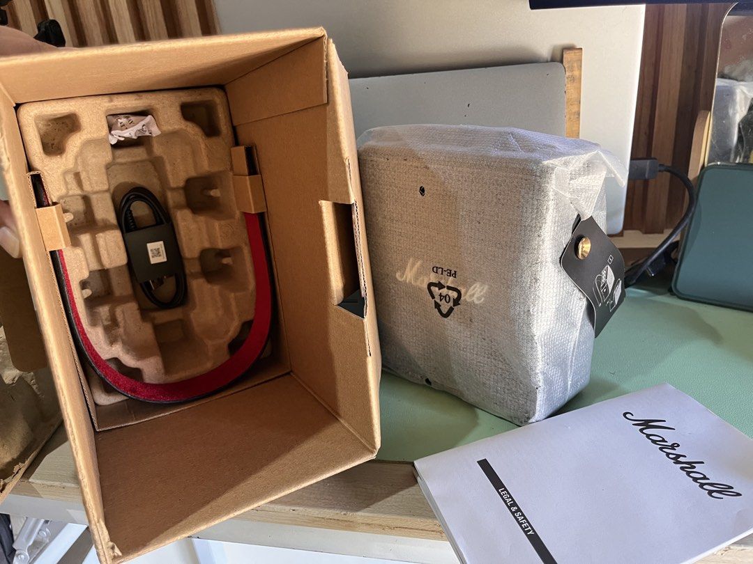 Marshall Stockwell II Portable Bluetooth Speaker (Category: Soundbars, Speakers & Amplifiers) located in General Trias. Submitted by carbonara08 (Listing ID 1429539949, Image 2). Description: Selling/decluttering kasi ang mahal na ng gas ang mahal na ng bilihin 😂 buy niyo na! HAHA PM me! MARSHALL STOCKWELL II • Never used • Inopen lang box (may tear lang ng onti yung box pagkaopen but everything inside is still fine fine fine) • Actual unit is s