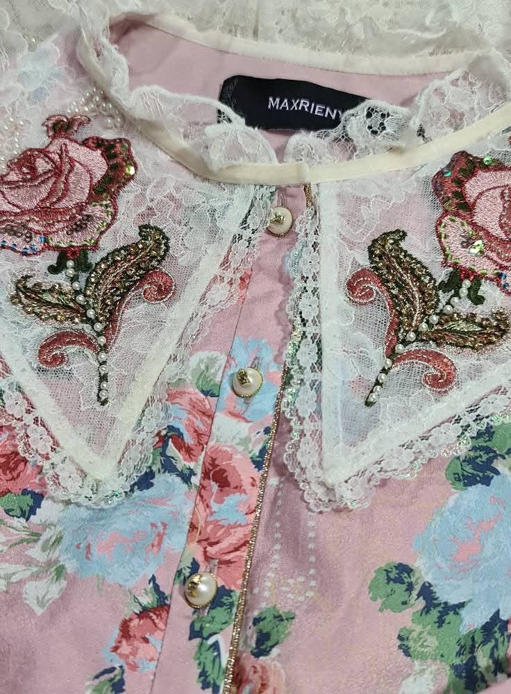 Maxrieny Floral Embroidered Blouse (Category: Blouses) located in Quezon City. Submitted by mayibenta (Listing ID 1429658535, Image 2). Description: Small to Medium Preloved! Floral longsleeve with lace collar top. Super cutsieee! .
