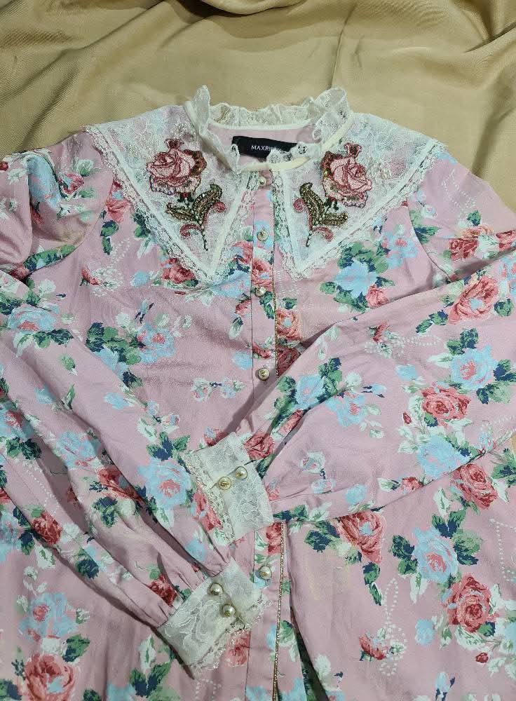 Maxrieny Floral Embroidered Blouse (Category: Blouses) located in Quezon City. Submitted by mayibenta (Listing ID 1429658535, Image 1). Description: Small to Medium Preloved! Floral longsleeve with lace collar top. Super cutsieee! .