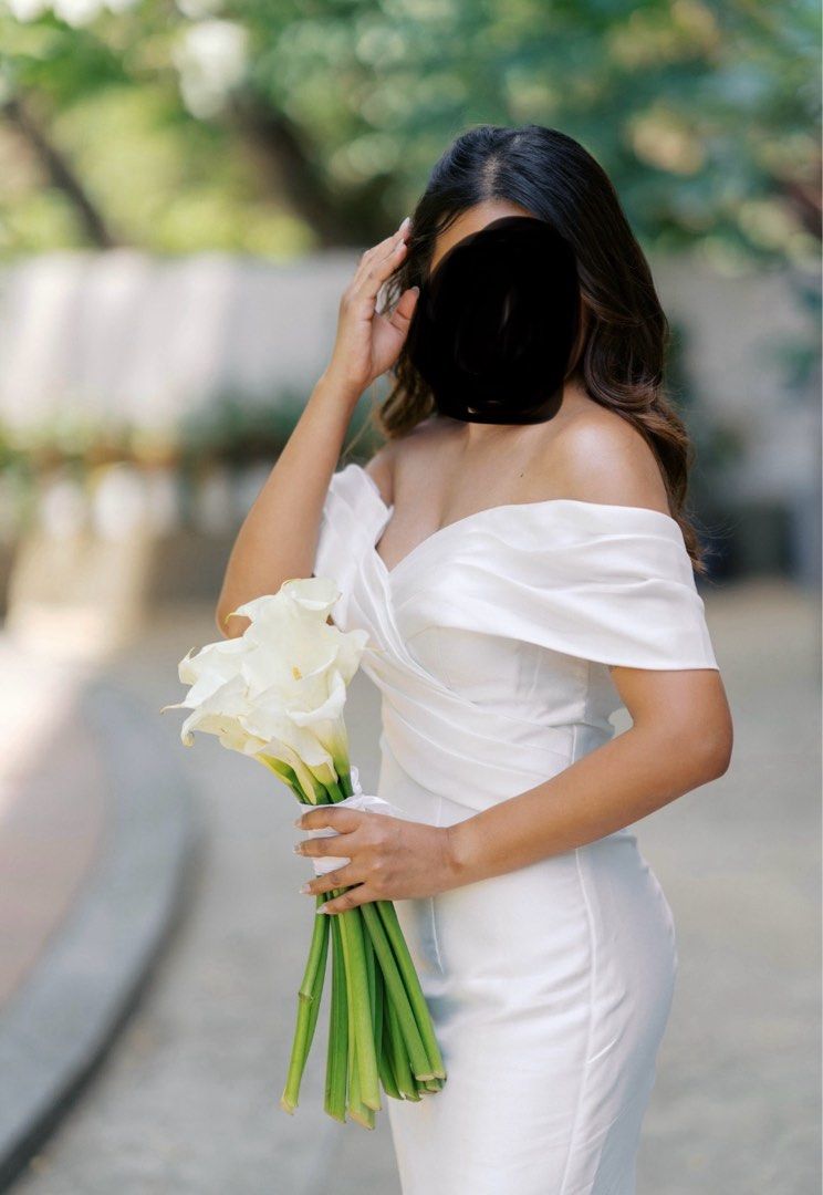 Minimalist Wedding Gown FREE veil (Category: Evening dresses & gowns) located in Puerto Princesa. Submitted by somebyca (Listing ID 1429552292, Image 3). Description: -Free 5 meters Veil -criss cross back -bought this as an RTW in medium size For reference: Height 5’3 bust 34, waist 28, hips 40 -i had it trimmed/ cut based on my height with 3 inch heels Ships from Puerto Princesa City 🏝️ Mode of Payment: Gcash or BDO Shipping fee will be shoulde