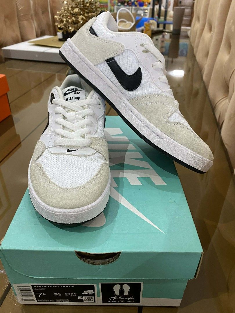 Nike SB Alleyoop White Black (Category: Sneakers) located in Malabon City. Submitted by g0129 (Listing ID 1429551033, Image 2). Description: Nike Women's SB Alleyoop Skate Shoes - White BRAND NEW SRP - 4,095.00 Size : EU37 / 24.5cm RFS : Decluttering Selling for : 2,090.00 only.