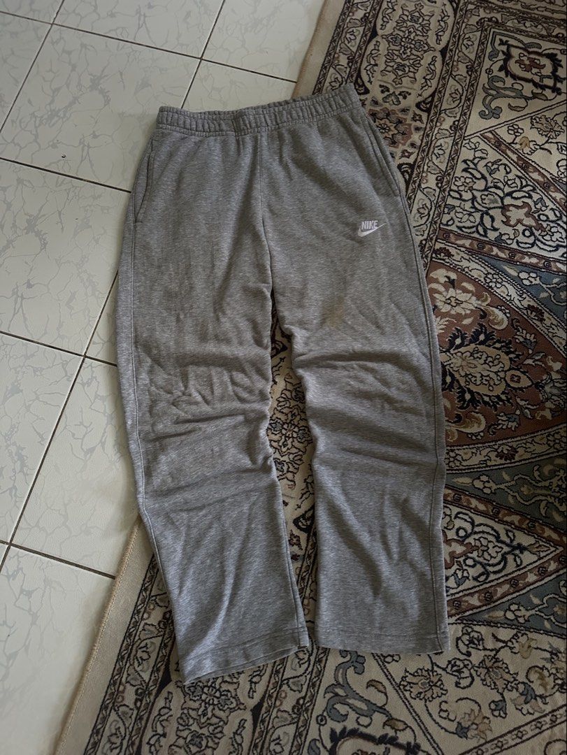 nike sweatpants (Category: Trousers) located in Keningau. Submitted by tuyoostore (Listing ID 1429540857, Image 1). Description: baggy nike sweatpants condition cun P 30-34 L 39/99 OL 7.5.