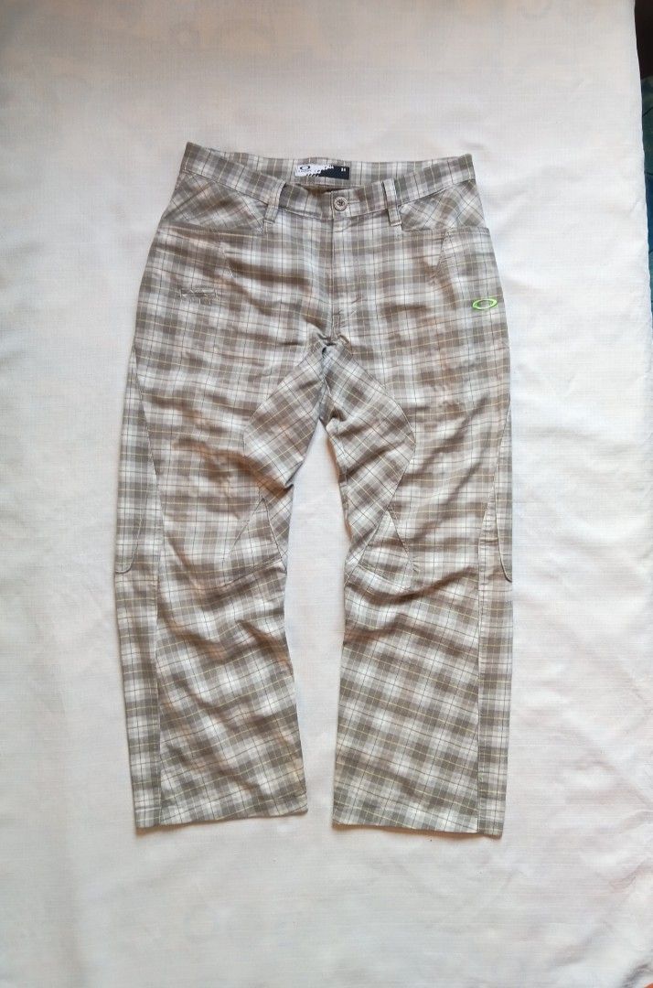 Oakley plaid straight cut pants (Category: Jeans) located in Bagabag. Submitted by thrift_stories96 (Listing ID 1429660385, Image 1). Description: Oakley plaid straight cut pants Waistline - 32 to 34 Length - 37.5 Leg opening - 9.5 Condition - 9/10 Color rate - 9.5/10 Flaw - minor loose stitch sa edge ng thigh..