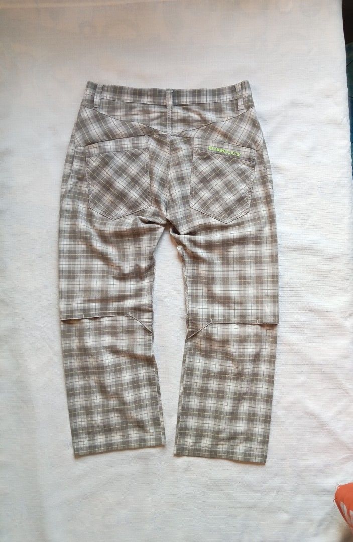 Oakley plaid straight cut pants (Category: Jeans) located in Bagabag. Submitted by thrift_stories96 (Listing ID 1429660385, Image 3). Description: Oakley plaid straight cut pants Waistline - 32 to 34 Length - 37.5 Leg opening - 9.5 Condition - 9/10 Color rate - 9.5/10 Flaw - minor loose stitch sa edge ng thigh..