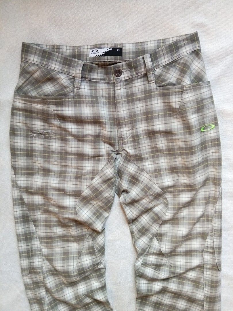 Oakley plaid straight cut pants (Category: Jeans) located in Bagabag. Submitted by thrift_stories96 (Listing ID 1429660385, Image 2). Description: Oakley plaid straight cut pants Waistline - 32 to 34 Length - 37.5 Leg opening - 9.5 Condition - 9/10 Color rate - 9.5/10 Flaw - minor loose stitch sa edge ng thigh..
