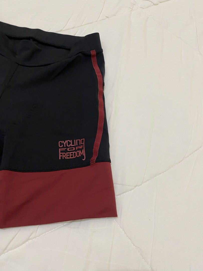 Black Padded Cycling Shorts - S (Category: Activewear) located in Candelaria. Submitted by ig.finds (Listing ID 1429618171, Image 2). Description: minor hole at the back hem w: 26 in l: 13 in.