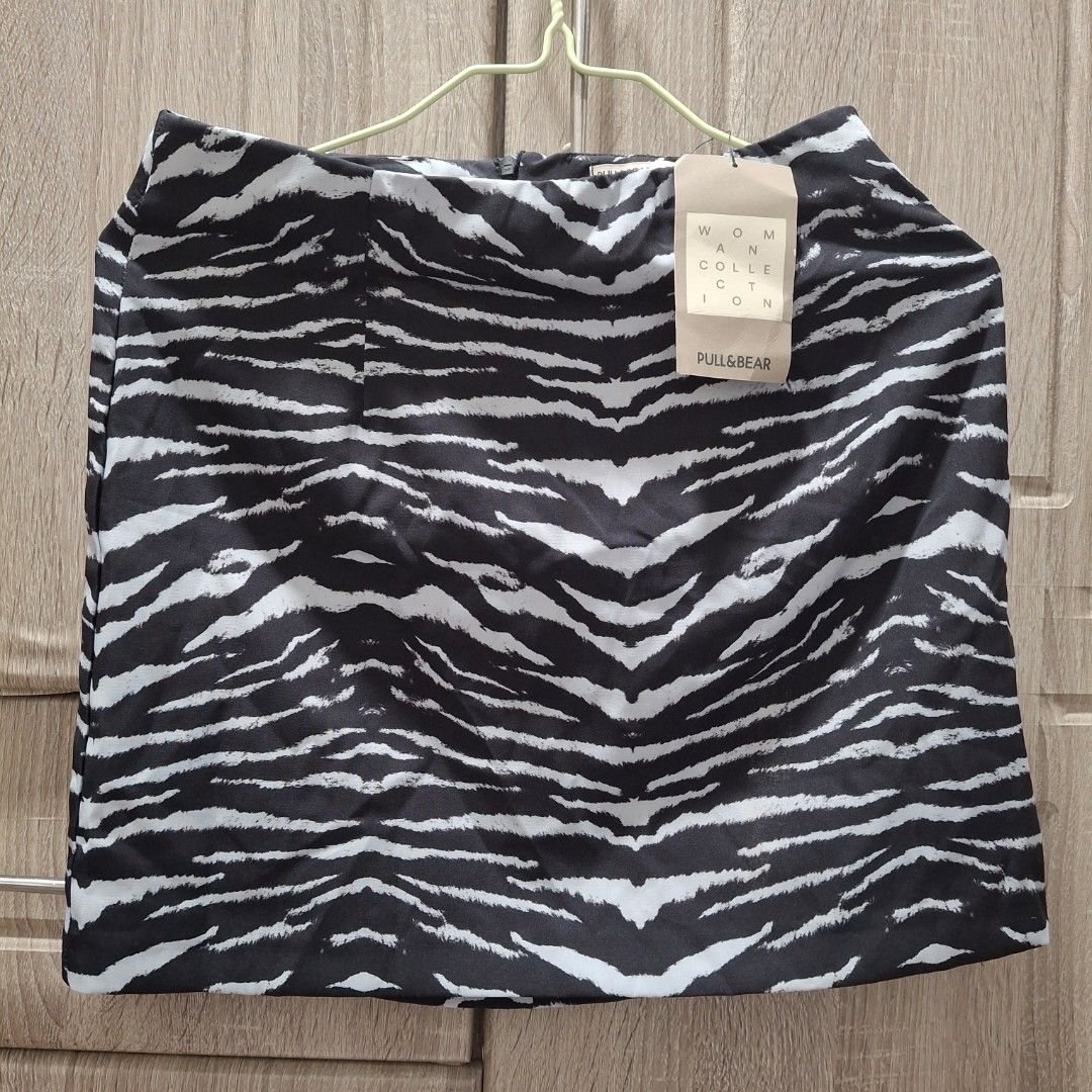 Pull&Bear Zebra Print Skirt (Category: Skirts) located in Pasig City. Submitted by thainex (Listing ID 1429663817, Image 1). Description: Pull&Bear Zebra Print Skirt — BNWT.