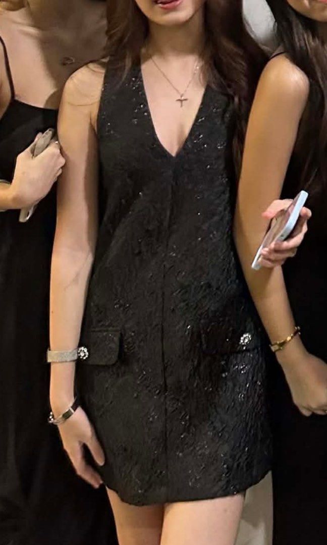 RENT : H&M Black Mini Dress (Category: Dresses) located in Manila. Submitted by zeahskloset (Listing ID 1429545175, Image 1). Description: FOR RENT (3 DAYS RENTAL) FITS XS-S DM IF INTERESTED!!.