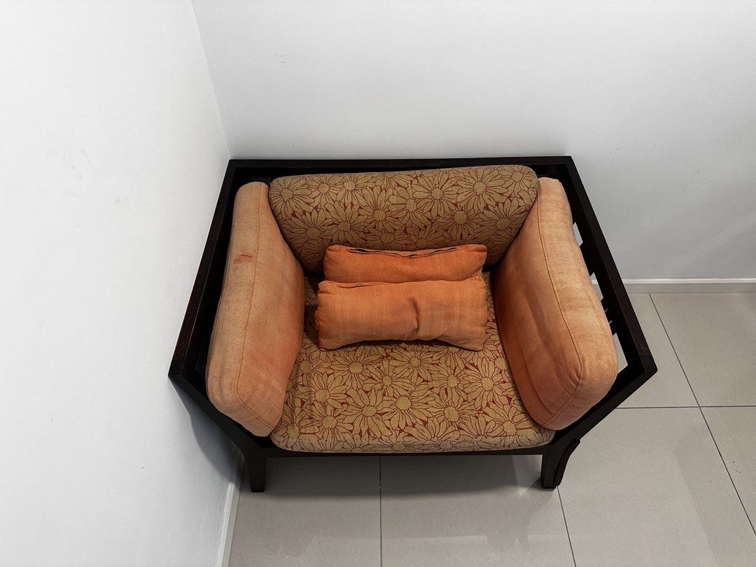 Sofas (Category: Sofas) located in Johor Bahru. Submitted by aiman.nash (Listing ID 1429534144, Image 3). Description: Sofa Kayu Betawi Compact Two Seater untuk diletgo bersama bantal (muat & selesa untuk 2 orang) . Kayu masih solid tiada cacat cela cuma bantal dah pudar sedikit. Kualiti kayu berat dan teguh terlanggar jari kaki confirm berdenyut. Boleh inspect dulu before deal. Prefer pickup/lala area KL..