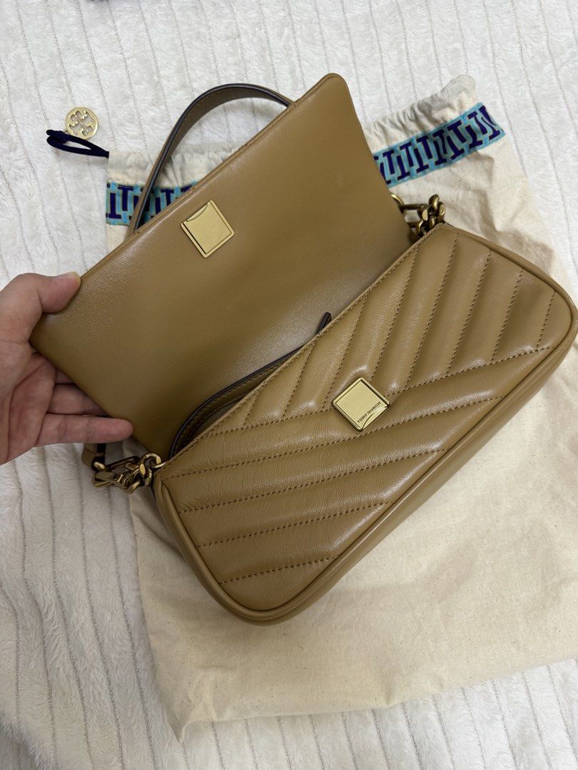Tory Burch Kira Chevron Two Ways (Category: Beach Bags) located in Bulacan. Submitted by everythinggood26 (Listing ID 1429637773, Image 3). Description: What you see is what you Get. Very Pretty! ❤️.