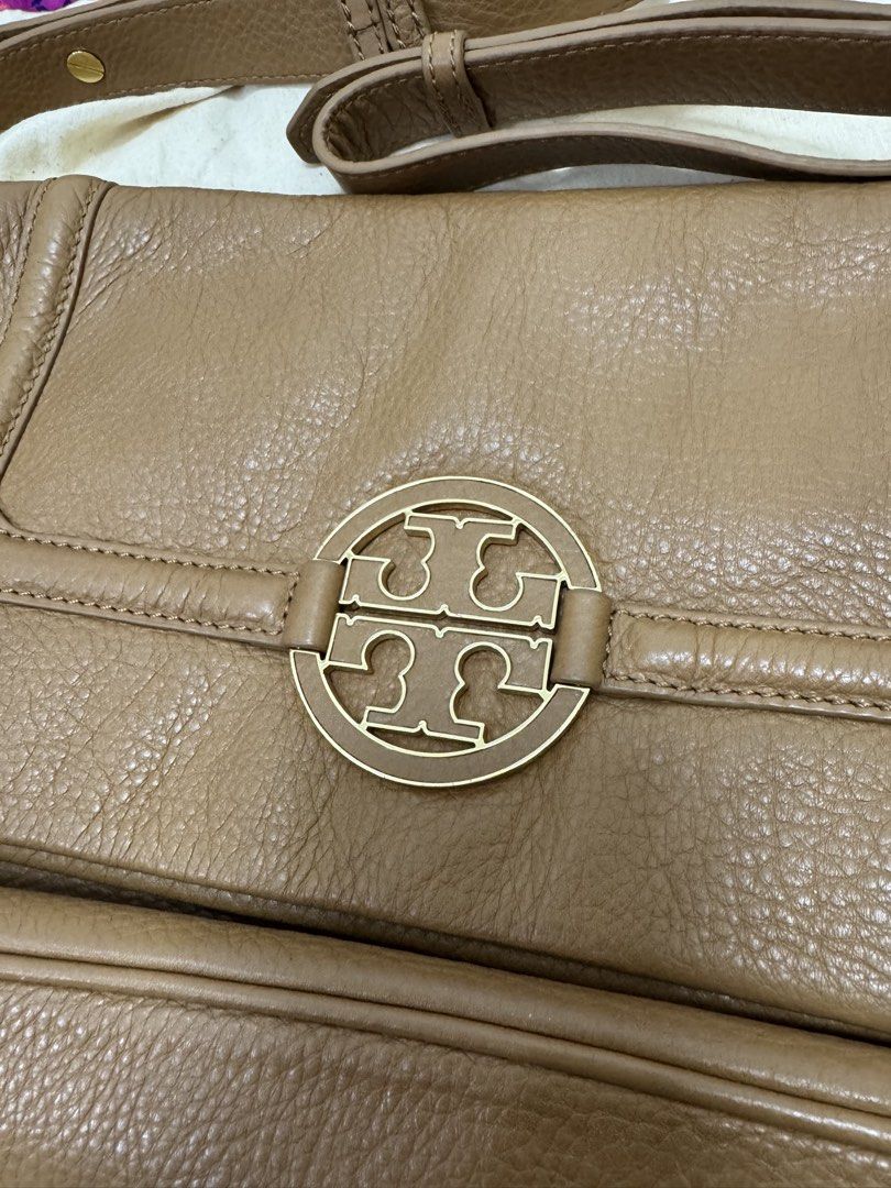 Tory Burch Leather Two Ways (Category: Cross-body Bags) located in Bulacan. Submitted by everythinggood26 (Listing ID 1429637357, Image 2). Description: With Minimal Flaws In Person Super Nice pa, It comes with i think Large Dustbag 😂 the bag is also Long. Yung flaw niya not obvious and yung tag sa loob na made in china natanggal na po. .