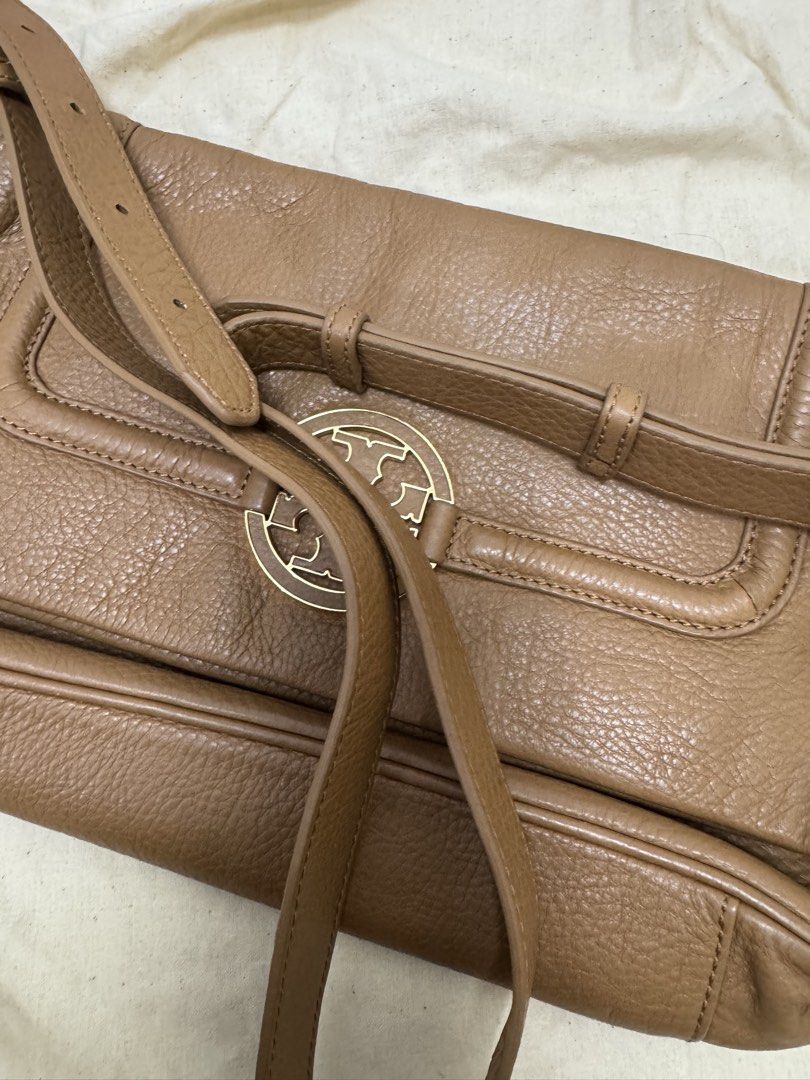 Tory Burch Leather Two Ways (Category: Cross-body Bags) located in Bulacan. Submitted by everythinggood26 (Listing ID 1429637357, Image 3). Description: With Minimal Flaws In Person Super Nice pa, It comes with i think Large Dustbag 😂 the bag is also Long. Yung flaw niya not obvious and yung tag sa loob na made in china natanggal na po. .
