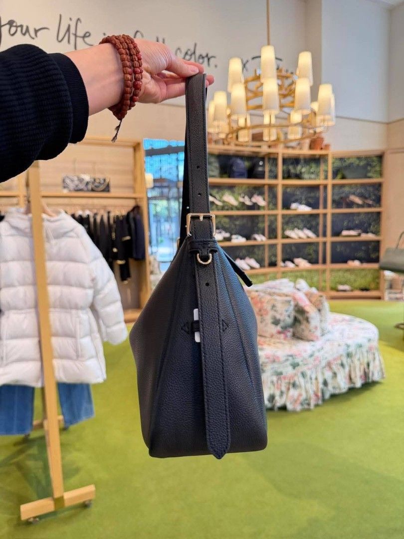 Tory Burch The Zip Top Shoulder Bag in Black (Category: Shoulder Bags) located in Manila. Submitted by mahaechn (Listing ID 1429660077, Image 2). Description: 📌 ON HAND ‼️ 👜 Tory Burch The Zip Top Shoulder Bag ✨ Brand new and sealed — with dust bag & paper bag! Super cute, compact, and perfect for your daily lakads or errands! Stylish yet spacious for all your essentials. 📏 Size: 10.5-14" L× 6.5" H x 4" W( Bottom) ✅ With dust bag & paper bag ✅