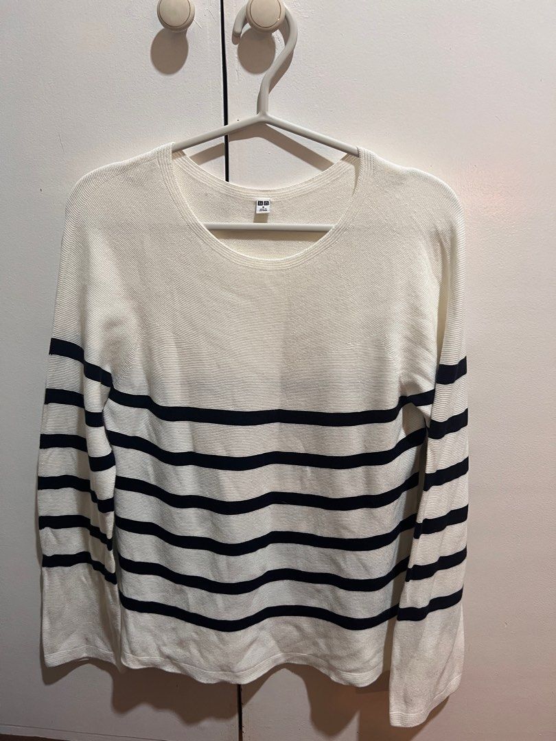 Uniqlo Sweater (Category: Longsleeves) located in Taguig. Submitted by studio26 (Listing ID 1429552059, Image 1). Description: PLEASE READ THE ENTIRE POST TO SEE ANSWERS TO COMMON QUESTIONS Uniqlo Sweater Size Medium Available: - Blue/White - White /Blue LOCATION Antipolo / Taguig PAYMENT Cashless payment only. GCash or BPI. DELIVERY To be arranged and shouldered by buyer..