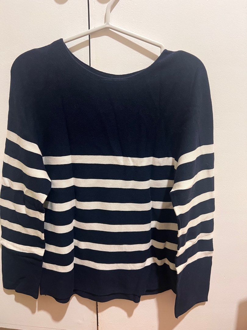 Uniqlo Sweater (Category: Longsleeves) located in Taguig. Submitted by studio26 (Listing ID 1429552059, Image 3). Description: PLEASE READ THE ENTIRE POST TO SEE ANSWERS TO COMMON QUESTIONS Uniqlo Sweater Size Medium Available: - Blue/White - White /Blue LOCATION Antipolo / Taguig PAYMENT Cashless payment only. GCash or BPI. DELIVERY To be arranged and shouldered by buyer..