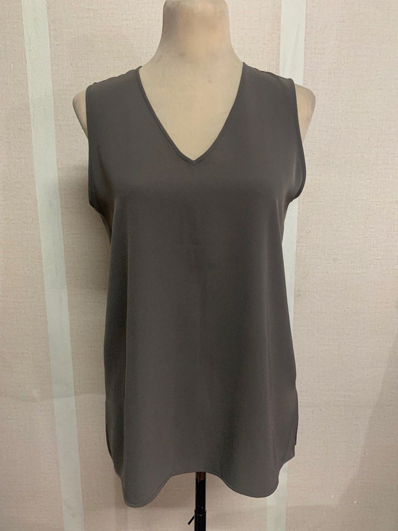 Uniqlo V-Neck Sleeveless Top (Category: Sleeveless) located in Quezon City. Submitted by thriftythought (Listing ID 1429535036, Image 1). Description: Decluttering Loc QC.