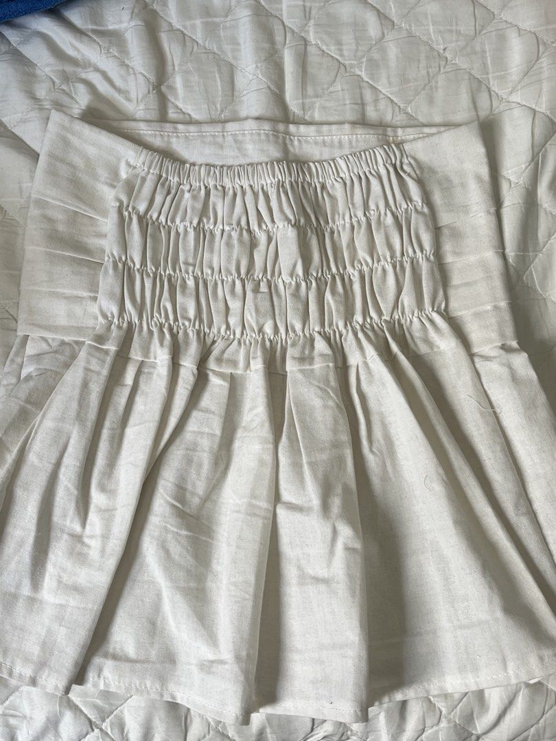 White Stretchy Peplum Top Tank Top (Category: Sleeveless) located in Marikina City. Submitted by coldirepfish (Listing ID 1429527874, Image 2). Description: - Stretchy Peplum Top - MOP: Gcash - MOD: J&T and Lalamove.