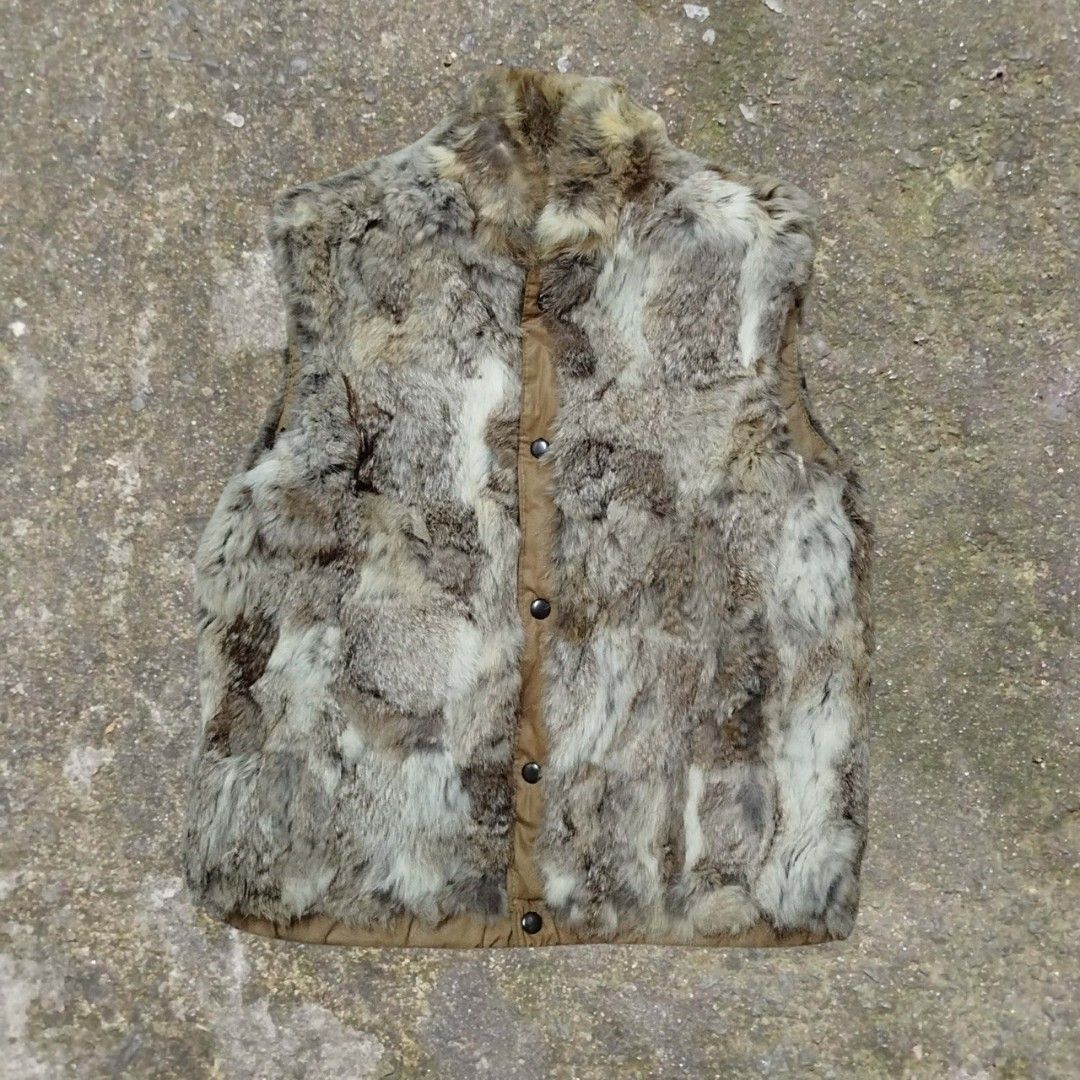 Y2K Fur Vest (Category: Coats, Jackets and Outerwear) located in Quezon City. Submitted by rorshack (Listing ID 1429611935, Image 1). Description: 18 WIDTH 24 WIDTH .
