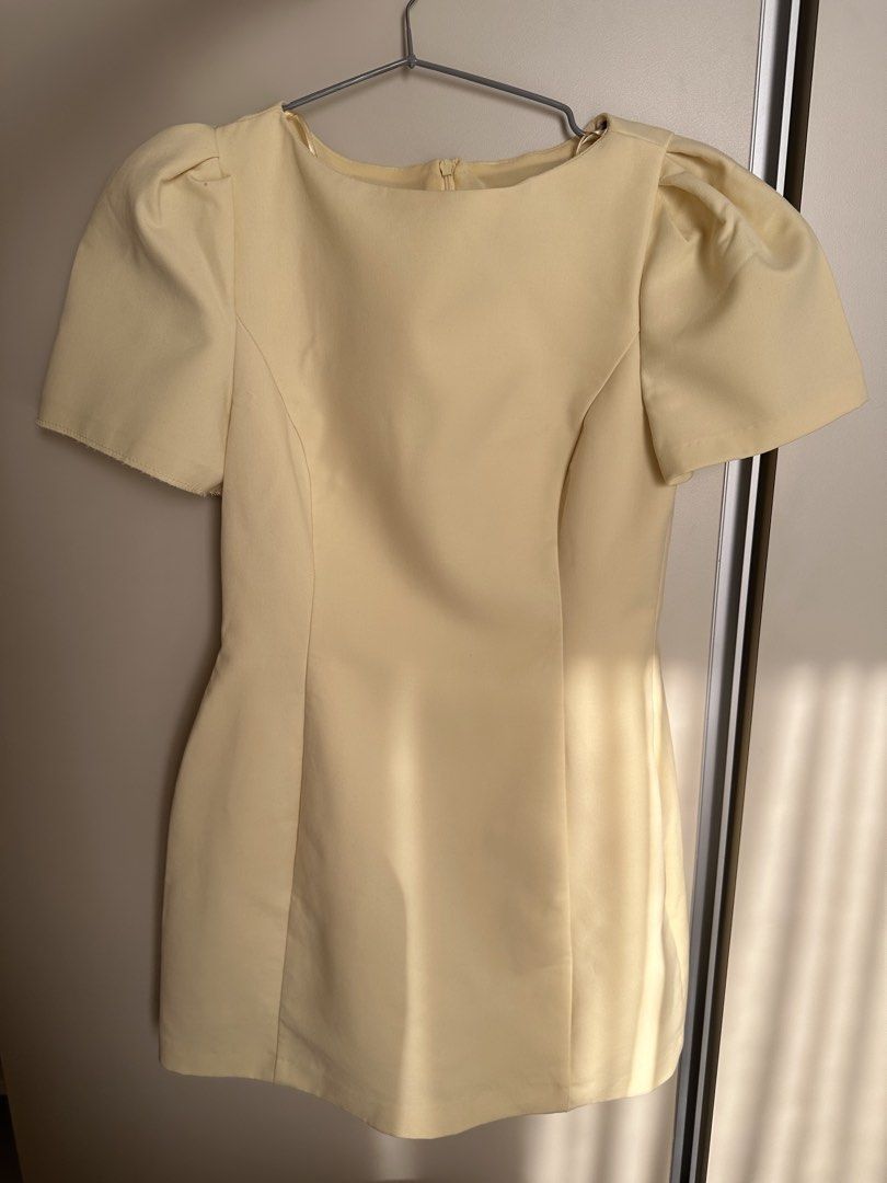 Zara Pleated Short Dress with Pockets (Category: Dresses) located in Quezon City. Submitted by wuppinn (Listing ID 1429575174, Image 2). Description: •Used once •Natastas ung isang manggas during first use. Went to Zara while wearing it and they said wala na sila magagawa •may small dot of stain din sa manggas •Very elegant but I outgrown it already.