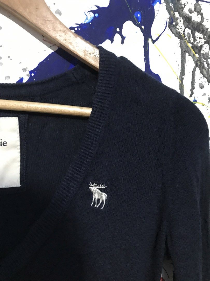 Abercrombie V-Neck Sweater - Navy Blue - Large (Category: Longsleeves) located in Bulacan. Submitted by mission022 (Listing ID 1431234062, Image 2). Description: Navy blue Abercrombie V-neck sweater, size Large. Features the Abercrombie logo. Made in Hong Kong..