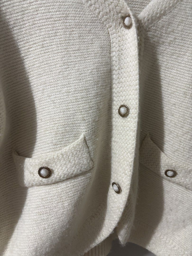 after.noon Cream Wool Knit Cardigan (Category: Coats, Jackets and Outerwear) located in Quezon City. Submitted by kamtee (Listing ID 1431300821, Image 3). Description: Bought in hk Fake pockets.