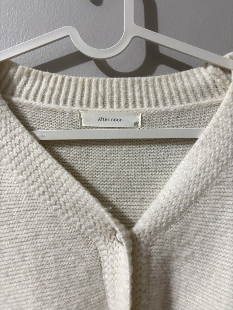 after.noon Cream Wool Knit Cardigan (Category: Coats, Jackets and Outerwear) located in Quezon City. Submitted by kamtee (Listing ID 1431300821, Image 2). Description: Bought in hk Fake pockets.