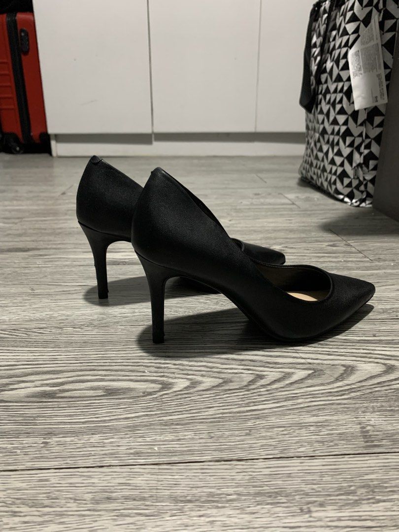 Aldo 3 inch High Heels (Category: Heels) located in Pasig City. Submitted by jxxxx.x (Listing ID 1431267932, Image 1). Description: Used thrice. Size 35. Will remove heel pad (left shoe) if bought. No when worn photo. Last price posted. Sf: c/o buyer Location: Ortigas Center, Pasig Payment: Gcash or Bank Transfer.