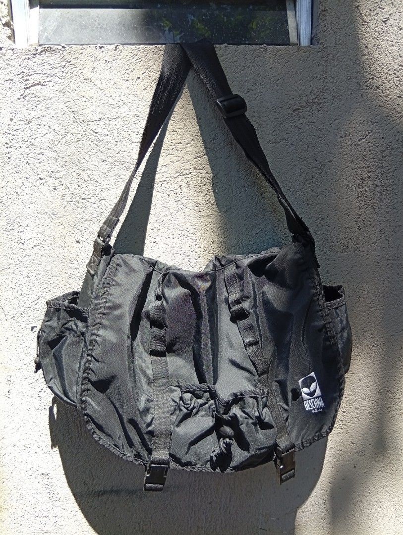 Alien workshop bag (Category: Sling Bags) located in Cabadbaran. Submitted by lagiuminomtubig1 (Listing ID 1431307007, Image 3). Description: vintage alien workshop 90s beschwa line issue yung drawstring lang walang punit or butas black na black pa.