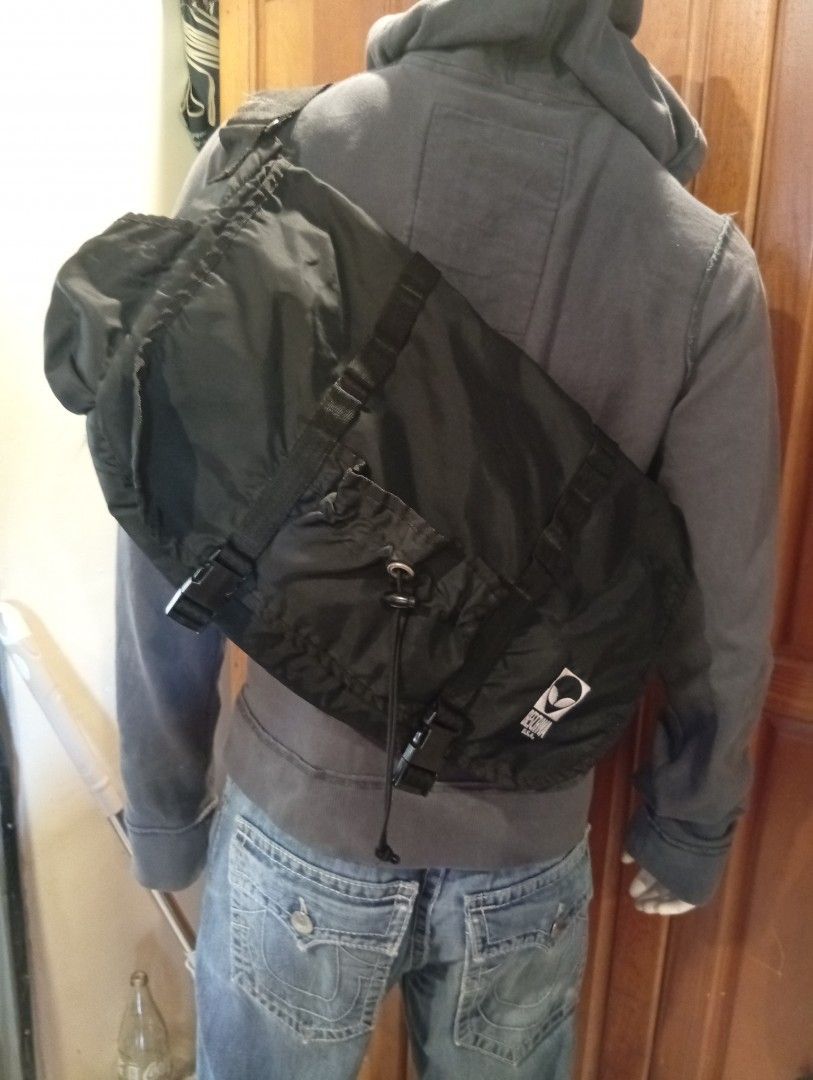 Alien workshop bag (Category: Sling Bags) located in Cabadbaran. Submitted by lagiuminomtubig1 (Listing ID 1431307007, Image 1). Description: vintage alien workshop 90s beschwa line issue yung drawstring lang walang punit or butas black na black pa.
