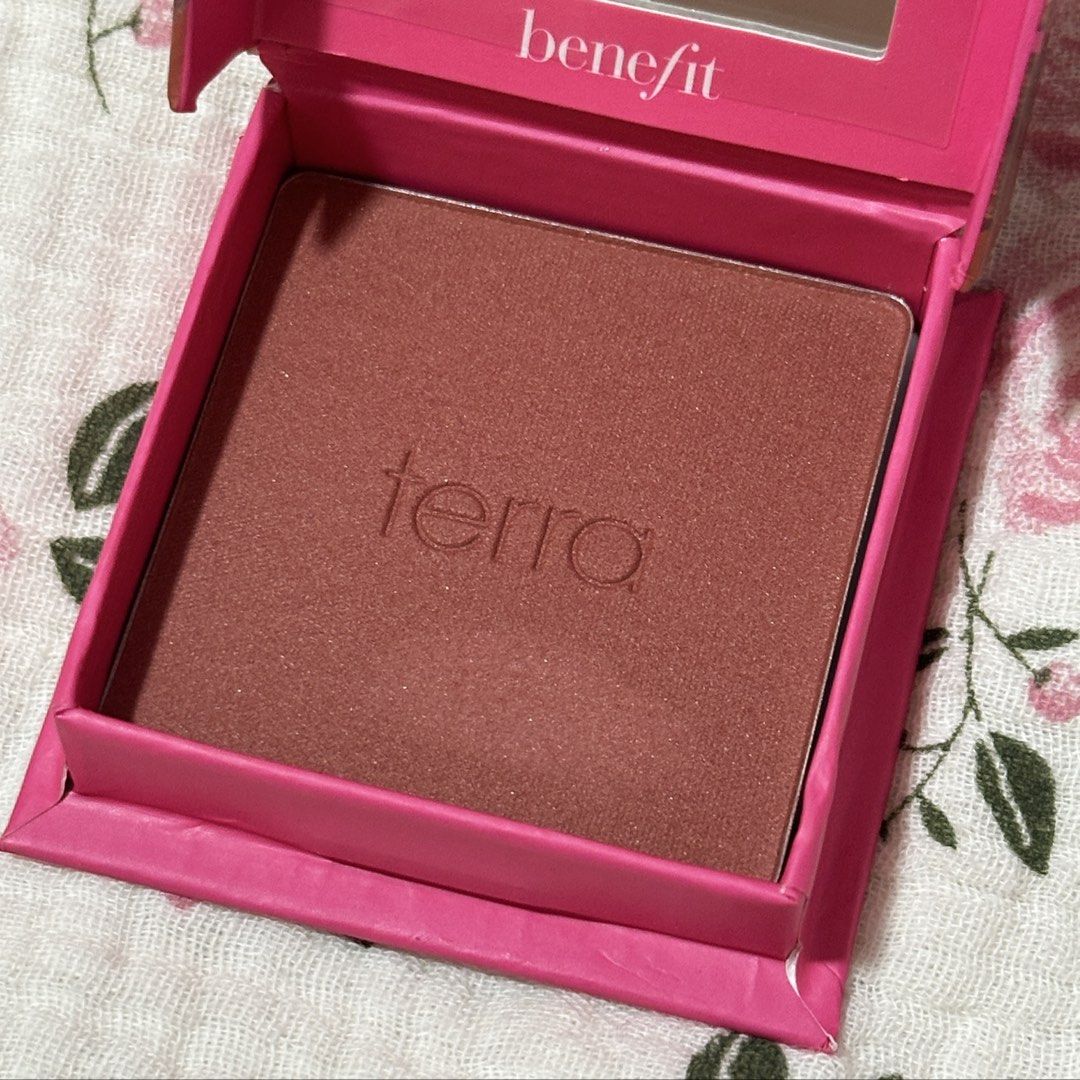 Benefit Box O’ Powder Blush Full Size – Terra (Category: Makeup) located in Manila. Submitted by icedichigo (Listing ID 1431371632, Image 3). Description: PLEASE MAKE READING A HABIT! :) YES, AVAILABLE AS LONG AS IT’S POSTED. Hi! all items listed are fixed price. Please only message if you’re a sure buyer, as I’m currently on reply quota. I’ll only reply to those offering the listed price. Thank you for understanding! 💖 - like new! swatched once