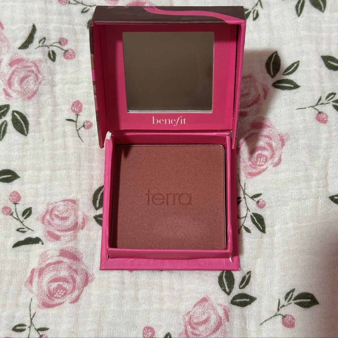 Benefit Box O’ Powder Blush Full Size – Terra (Category: Makeup) located in Manila. Submitted by icedichigo (Listing ID 1431371632, Image 2). Description: PLEASE MAKE READING A HABIT! :) YES, AVAILABLE AS LONG AS IT’S POSTED. Hi! all items listed are fixed price. Please only message if you’re a sure buyer, as I’m currently on reply quota. I’ll only reply to those offering the listed price. Thank you for understanding! 💖 - like new! swatched once