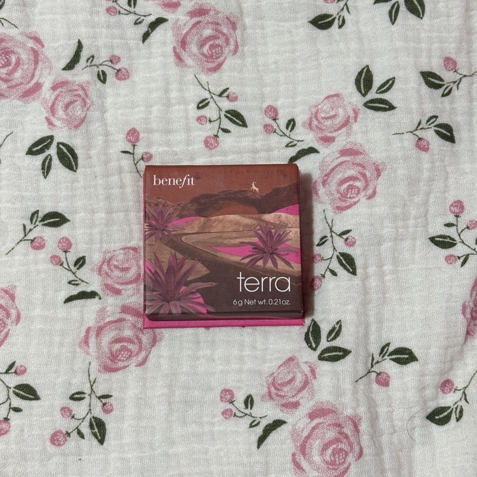 Benefit Box O’ Powder Blush Full Size – Terra (Category: Makeup) located in Manila. Submitted by icedichigo (Listing ID 1431371632, Image 1). Description: PLEASE MAKE READING A HABIT! :) YES, AVAILABLE AS LONG AS IT’S POSTED. Hi! all items listed are fixed price. Please only message if you’re a sure buyer, as I’m currently on reply quota. I’ll only reply to those offering the listed price. Thank you for understanding! 💖 - like new! swatched once