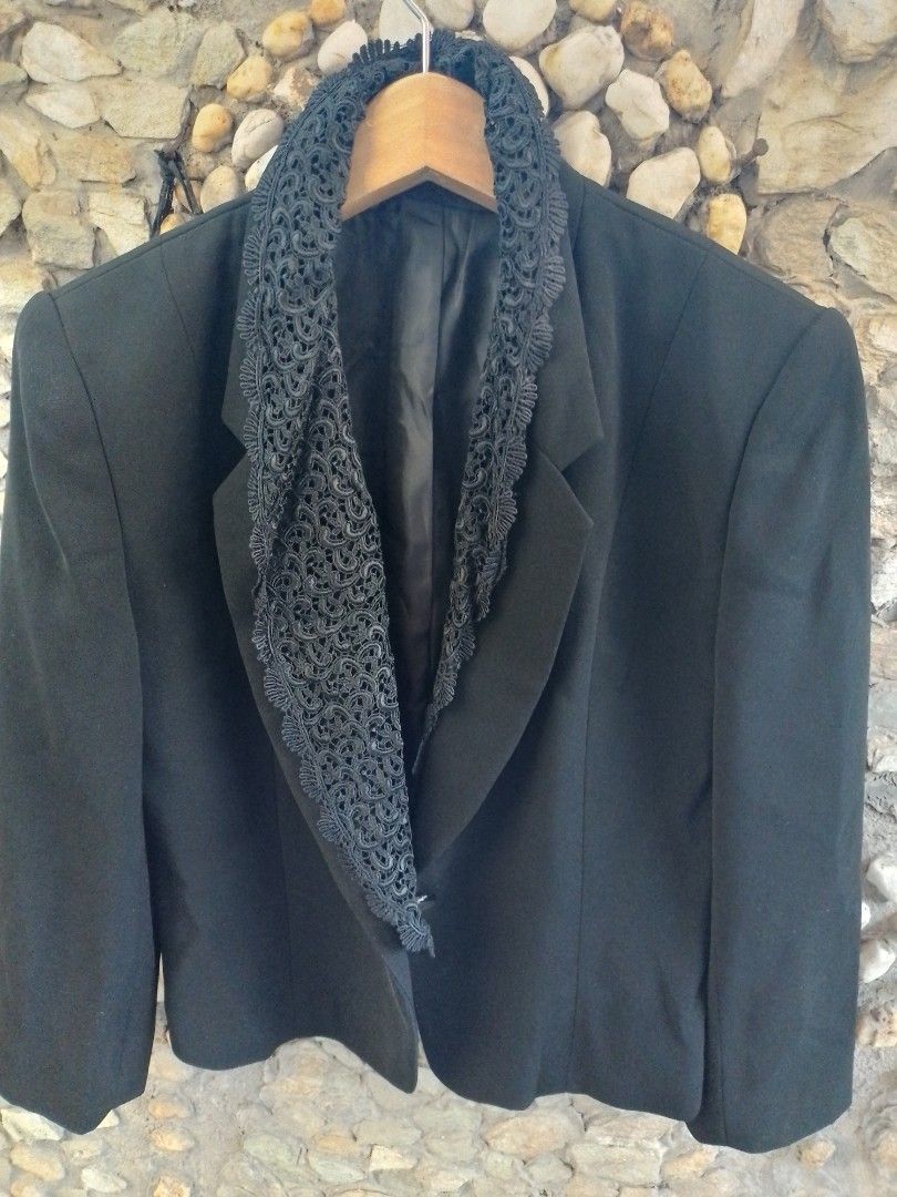 Black coat/blazer for women (Category: Coats, Jackets and Outerwear) located in San Pedro. Submitted by thrifterside (Listing ID 1431301306, Image 2). Description: for corporate/formal attire best for small or petite women..