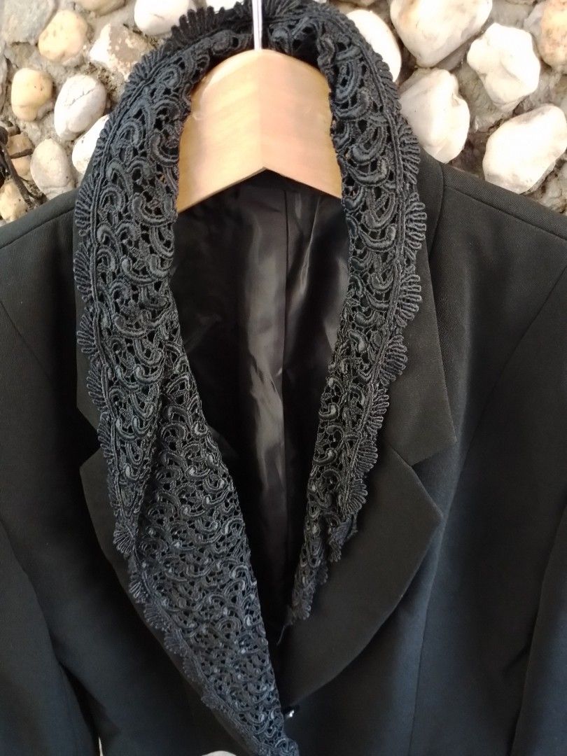 Black coat/blazer for women (Category: Coats, Jackets and Outerwear) located in San Pedro. Submitted by thrifterside (Listing ID 1431301306, Image 1). Description: for corporate/formal attire best for small or petite women..