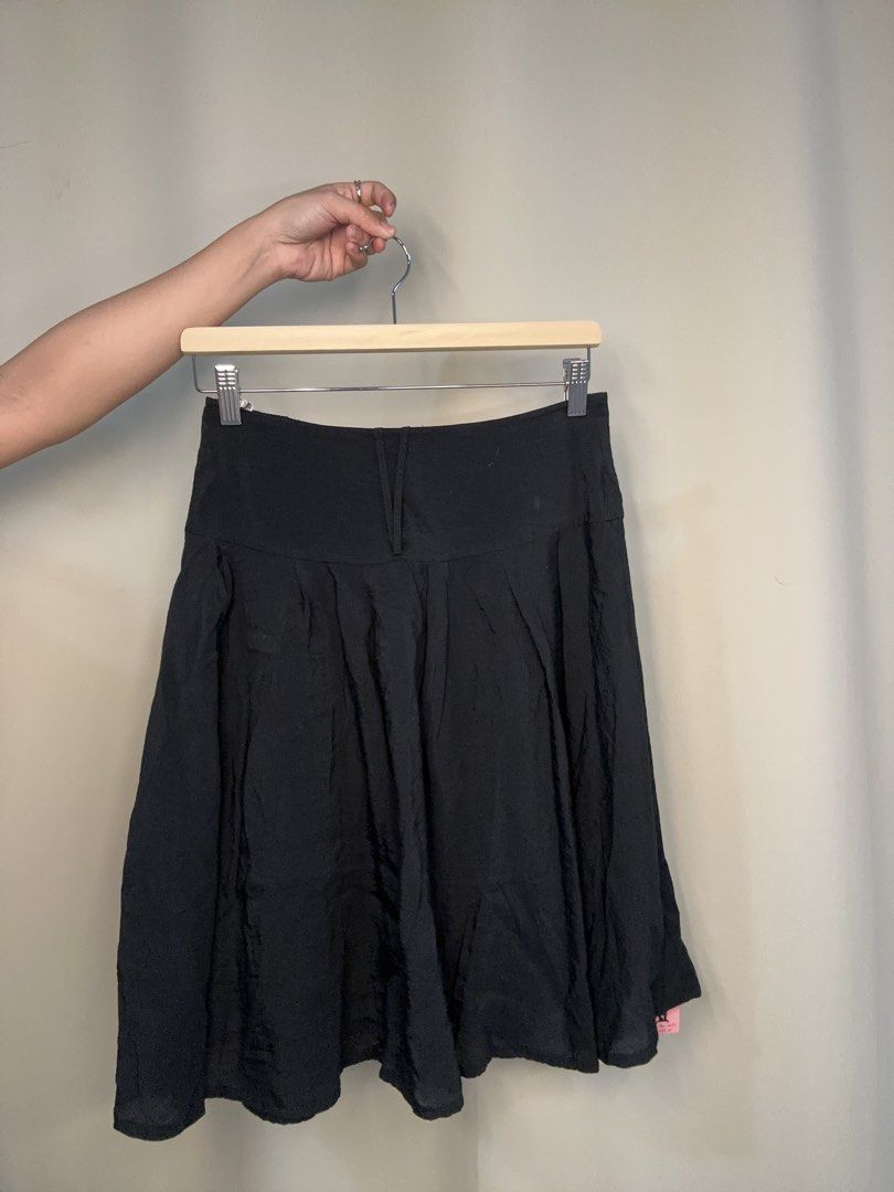 Black Pleated Skirt (Category: Skirts) located in Manila. Submitted by rfibe (Listing ID 1431363192, Image 2). Description: - Black pleated skirt - High waist design - Button details on sides - Flared silhouette - Lightweight fabric - Perfect for warm weather - Dress up or down.