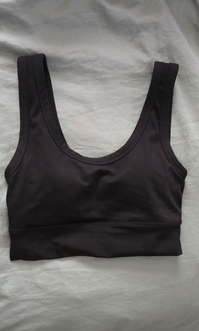 H&M Sports Bra (Category: Activewear) located in Manila. Submitted by foxydivas (Listing ID 1431280963, Image 3). Description: - Black sports bra - Scoop neck design - Features wide straps - Made of stretchy material -New, never been used - Supportive band at the bottom - Versatile for workouts and everyday use.