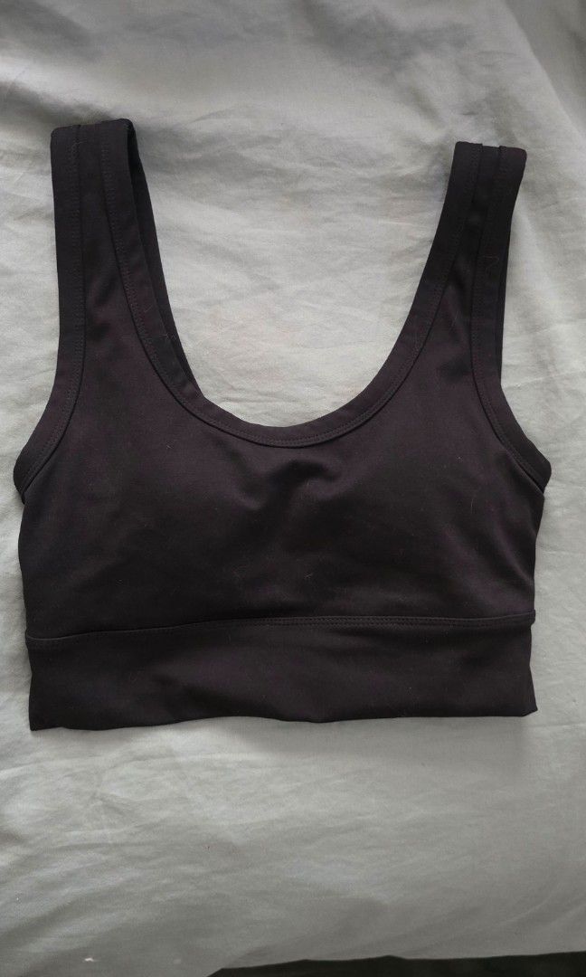 H&M Sports Bra (Category: Activewear) located in Manila. Submitted by foxydivas (Listing ID 1431280963, Image 1). Description: - Black sports bra - Scoop neck design - Features wide straps - Made of stretchy material -New, never been used - Supportive band at the bottom - Versatile for workouts and everyday use.
