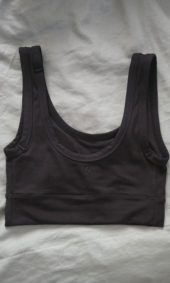 H&M Sports Bra (Category: Activewear) located in Manila. Submitted by foxydivas (Listing ID 1431280963, Image 2). Description: - Black sports bra - Scoop neck design - Features wide straps - Made of stretchy material -New, never been used - Supportive band at the bottom - Versatile for workouts and everyday use.