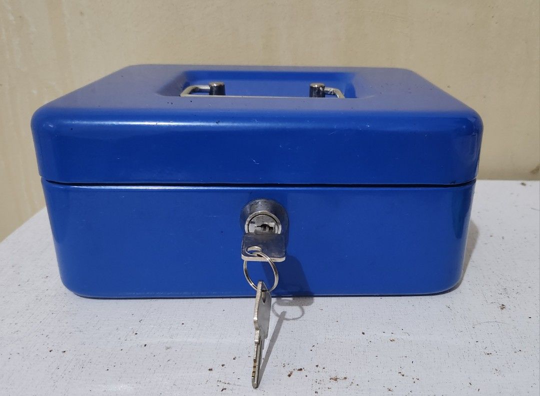 Blue Metal Cash Lock Box with keys (Category: Everything Else Others) located in Quezon City. Submitted by dannikkishoppe2 (Listing ID 1431238976, Image 2). Description: Blue Metal Cash Lock Box with keys ₱250‼️ L8 W6 H3.5 inches heavy Blue cash box includes a key for secure storage. It features a handle for easy carrying and a compartmented interior for organizing contents. The box has a lock to keep your valuables safe. It is a practical soluti