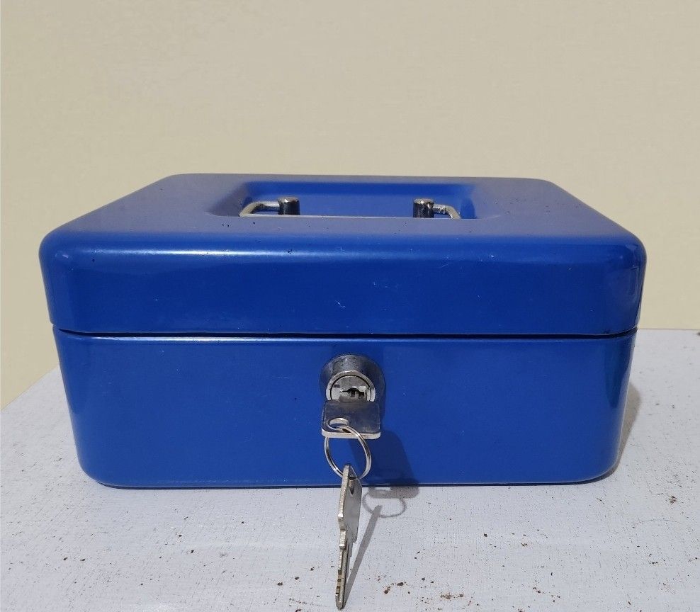Blue Metal Cash Lock Box with keys (Category: Everything Else Others) located in Quezon City. Submitted by dannikkishoppe2 (Listing ID 1431238976, Image 1). Description: Blue Metal Cash Lock Box with keys ₱250‼️ L8 W6 H3.5 inches heavy Blue cash box includes a key for secure storage. It features a handle for easy carrying and a compartmented interior for organizing contents. The box has a lock to keep your valuables safe. It is a practical soluti