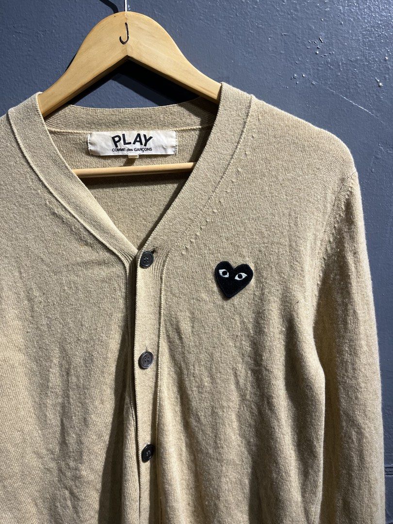 Comme des garcons brown cardigan longsleeve (Category: Longsleeves) located in Davao. Submitted by _jetnest25 (Listing ID 1431298514, Image 1). Description: - width: 19 - length: 27 - sleeve: 27 - no issue .